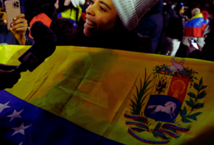 যুক্তরাষ্ট্রের ড্রাগ অ্যাডমিনিস্টেশনের কার্যালয়ে নেওয়া হচ্ছে নিকোলা মাদুরোকে