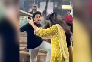 ঢাকা বিশ্ববিদ্যালয় টিএসসিতে লাঠি হাতে এক নারীর দিকে তেড়ে আসা